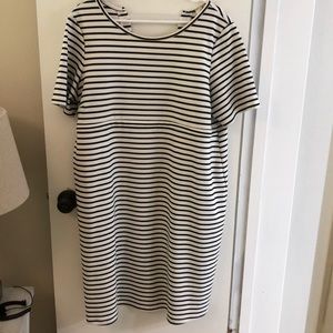 Gebe nursing striped black and white dress.